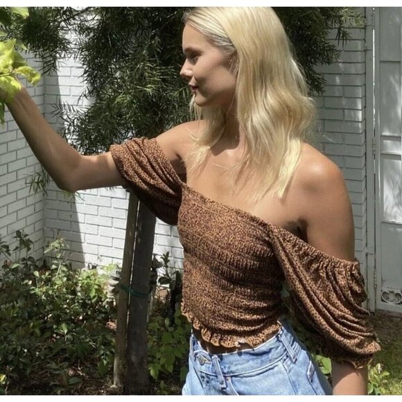 Urban Outfitters Giselle Cheetah Smocked Square Neck Puff Sleeve Ruffle Crop Top - Picture 2 of 13